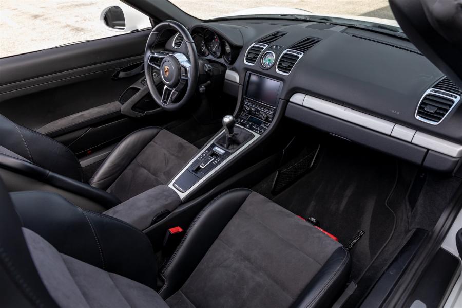 Торпедо Porsche Boxster Spyder (981) 2016 года  (фото 58 из 72)
